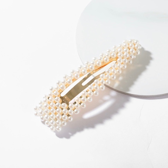 Urban Outfitters Accessories - Pearl Hair Clip
